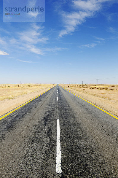 Einsame verlassene Straße in der namibischen Wüste zwischen Windhoek und Swakopmund  Namibia  Afrika