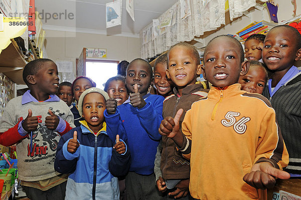 Schwarze Schüler in Klassenzimmer in ihrer Schule im Township Mondesa  Stadt Swakopmund  Namibia  Afrika