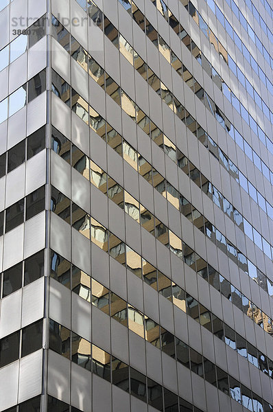 Spiegelung an Glasfront eines Hochhauses  New Street  Financial District  New York City  New York  USA  Vereinigte Staaten  Nordamerika