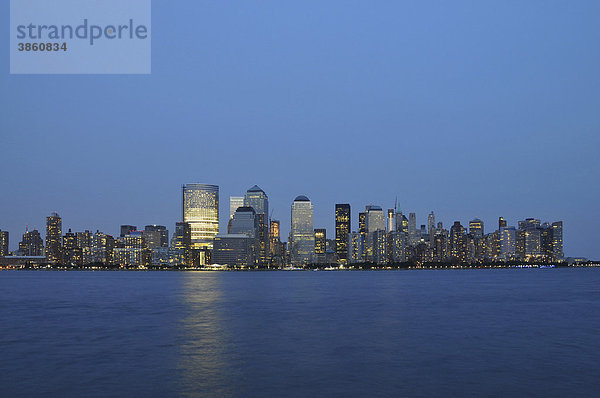 Nachtaufnahme  Skyline Manhattan  New York City  New York  USA  Vereinigte Staaten  Nordamerika