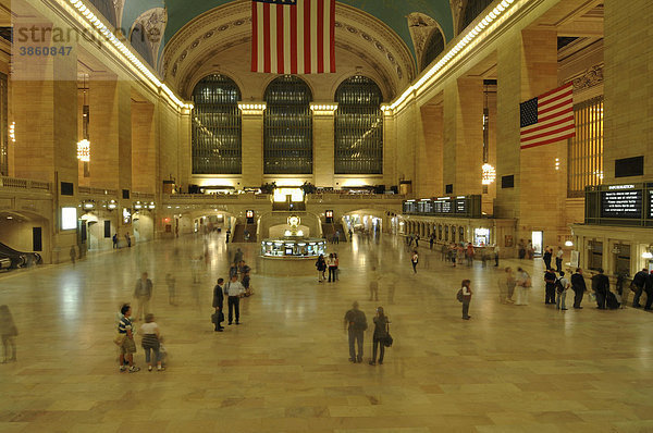 Langzeitaufnahme  Innenaufnahme  Grand Central Station  New York City  New York  USA  Vereinigte Staaten  Nordamerika
