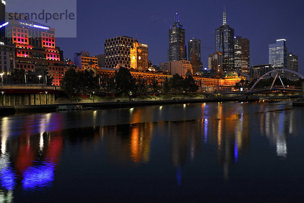 Melbourne  Skyline der Stadt am Yarra River bei Nacht  Australien