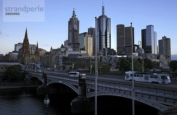 Princess Bridge  Skyline der Stadt am frühen Morgen  Melbourne  Australien