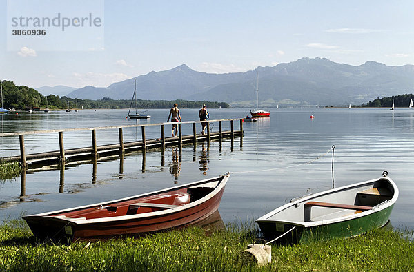 2 kleine Holzboote am Ufer des Chiemsees  Chiemgau  Oberbayern  Deutschland  Europa