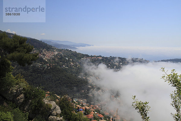 Roquebrune Cap Martin im Nebel  DÈpartement Alpes Maritimes  RÈgion Provence Alpes CÙte d'Azur  Frankreich  Europa