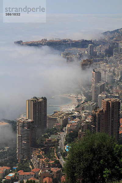 Fürstentum Monaco bei Nebel über dem Meer  CÙte d'Azur  Mittelmeer  Europa