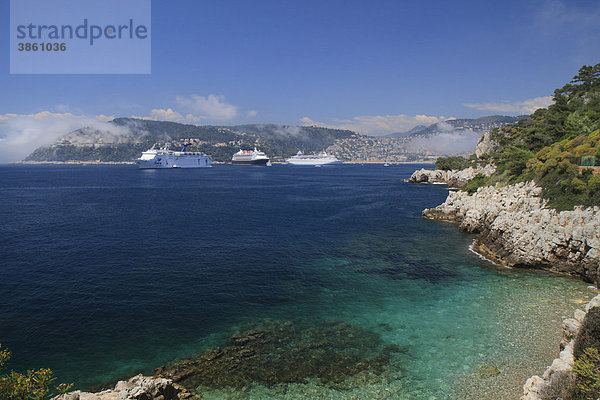 Bucht von Villefranche mit den Kreuzfahrtschiffen Grand Holiday  Disney Magic und Thomson Destiny gesehen vom Cap Ferrat  DÈpartement Alpes Maritimes  RÈgion Provence Alpes CÙte d'Azur  Frankreich  Europa