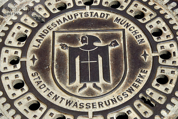 Kanaldeckel aus Eisen der Stadtentwässerungswerke  Wasserwerk  Kanalisation  Wappen Münchner Kindl  München  Landeshauptstadt  Oberbayern  Bayern  Deutschland  Europa