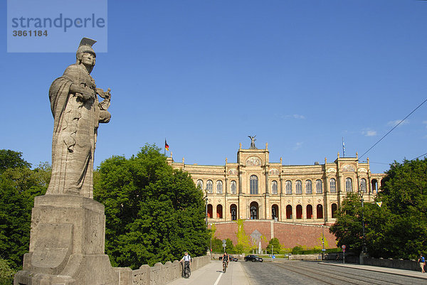 Maximilianeum  Klassizismus  Maximiliansbrücke mit Statue der Pallas Athene  Demokratie  Bayerischer Landtag  Haidhausen  München  Landeshauptstadt  Oberbayern  Bayern  Deutschland  Europa