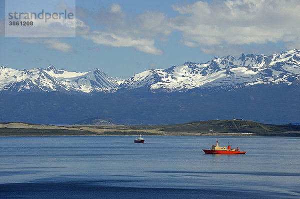 Roter Eisbrecher auf Beaglekanal  Ushuaia  Feuerland  Patagonien  Argentinien  Südamerika
