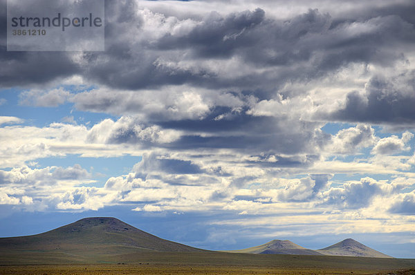 Drei kegelförmige Gipfel vor dramatischer Landschaft  Ushuaia  Feuerland  Patagonien  Argentinien  Südamerika