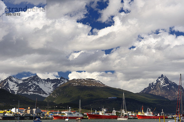 Ushuaia mit Beaglekanal  Feuerland  Patagonien  Argentinien  Südamerika