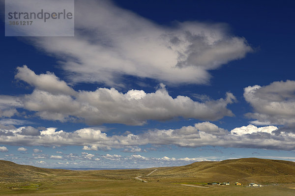 Landschaft mit bewölktem Himmel  Ushuaia  Feuerland  Patagonien  Argentinien  Südamerika