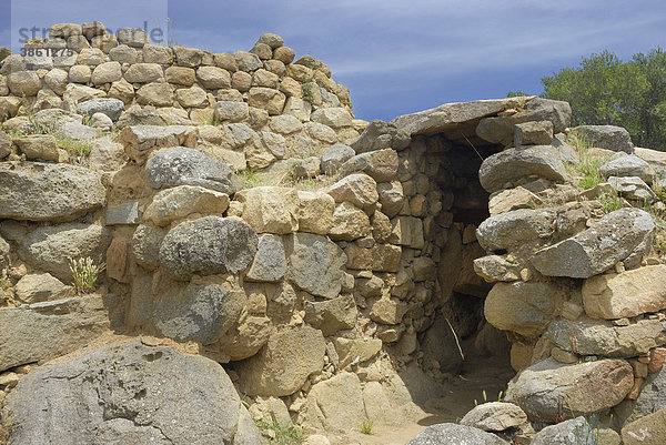 Prähistorische Steinmauern  Ruinen einer Nuraghe Kultanlage  ca. 1600 v. Chr.  Bronzezeit  La Prisigione  Arzanchena  Sardinien  Italien  Europa