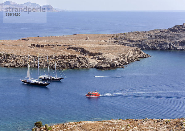 Boote vor der Küste des Ortes Lindos  Insel Rhodos  Dodekanes  Griechenland  Europa