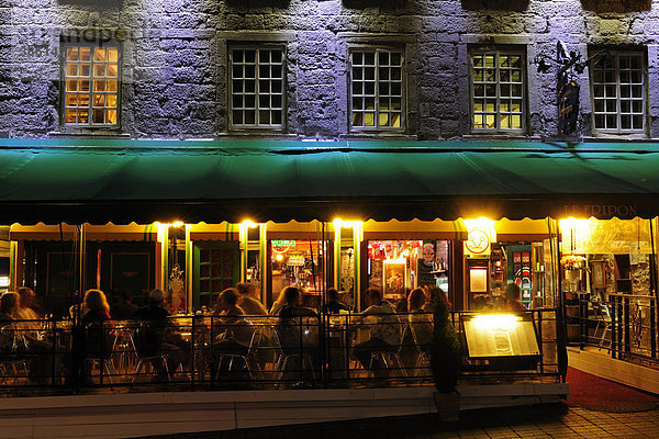 Straßencafe am Abend auf dem Platz Jacques Cartier in der historischen Altstadt von Montreal  Quebec  Kanada