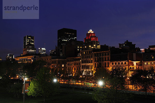 Skyline mit der historischen Altstadt im Vordergrund  Montreal  Quebec  Kanada