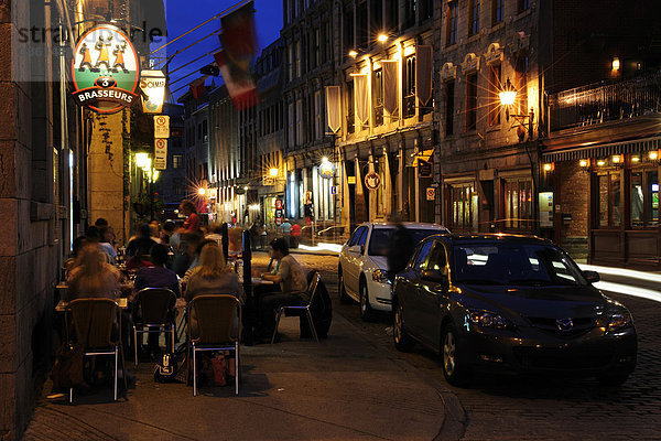 Straßencafe am Abend in der historischen Altstadt von Montreal  Quebec  Kanada