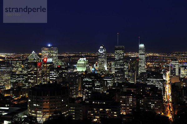 Skyline vom Aussichtsberg Mont Royal aus gesehen  Montreal  Quebec  Kanada