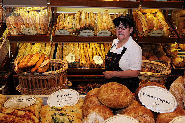 Brotverkäuferin in einer Markthalle in Montreal  Quebec  Kanada