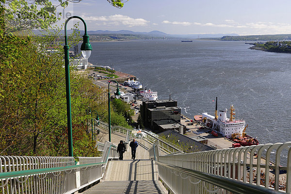 Die Promenade des Gouverneurs mit Blick auf den Hafen  entlang des Sankt-Lorenz-Stroms  Quebec Stadt  Quebec  Kanada