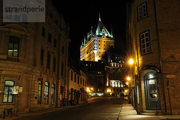 Straßenzug zum Chateau Frontenac in der historischen Altstadt von Quebec Stadt  Quebec  Kanada