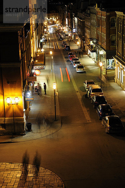 Nachtleben auf der Rue Saint Jean in der historischen Altstadt von Quebec Stadt  Quebec  Kanada