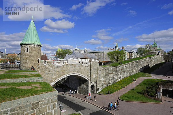 Die Stadtmauer um die historische Altstadt von Quebec Stadt  Quebec  Kanada