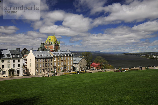 Blick auf das Chateau Frontenac  den Hafen und den Sankt-Lorenz-Strom  Quebec Stadt  Quebec  Kanada
