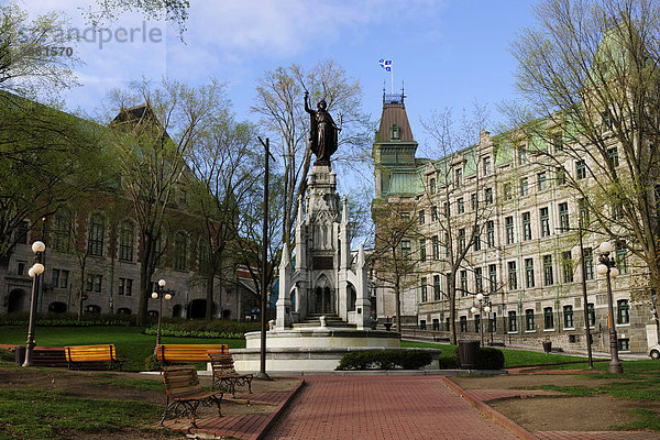 Place des Armes neben dem Chateau Frontenac in der historischen Altstadt von Quebec Stadt  Quebec  Kanada