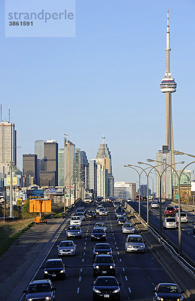 Auf dem Gardiner Expressway Richtung Zentrum  Toronto  Ontario  Kanada