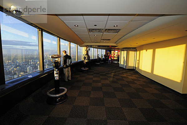 Aussichtsplattform auf dem CN Tower mit Sicht auf die Stadt Toronto  Ontario  Kanada