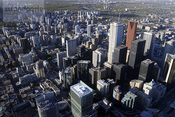 Stadtansicht von oben aus dem CN-Tower  Toronto  Ontario  Kanada