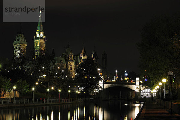 Der Rideau Canal  hinten das Regierungsgebäude  Ottawa  Ontario  Kanada