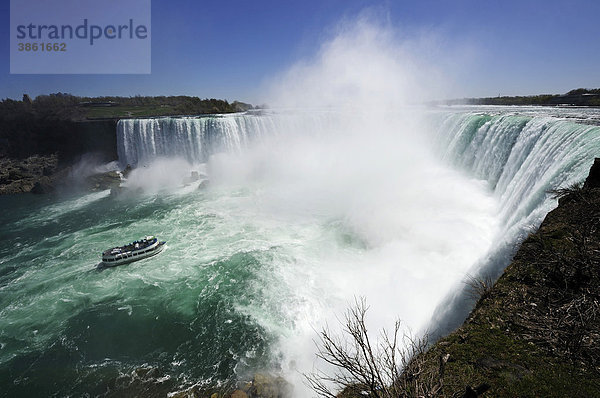 Niagarafälle mit Ausflugsboot  Ontario  Kanada