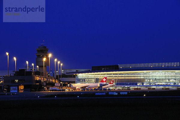 Flughafen Zürich mit Check-In Halle für alle Passagiere  Terminal A mit Fingerdocks und dem Tower  Zürich  Schweiz  Europa