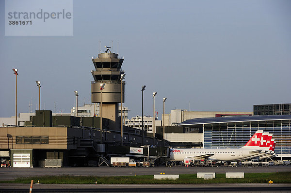 Flughafen Zürich  Flugzeuge werden am Fingerdock des Terminals A abgefertigt  Zürich  Schweiz  Europa