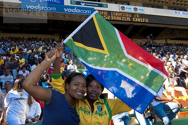 Fußballanhänger mit Südafrikafahne im Newlands Stadion in Kapstadt  Südafrika  Afrika
