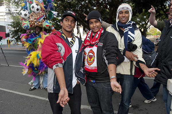 Die ersten drei Fußballanhänger in der Schlange vor der Verkaufsstelle für Eintrittskarten für die WM 2010 in Kapstadt  Südafrika  Afrika