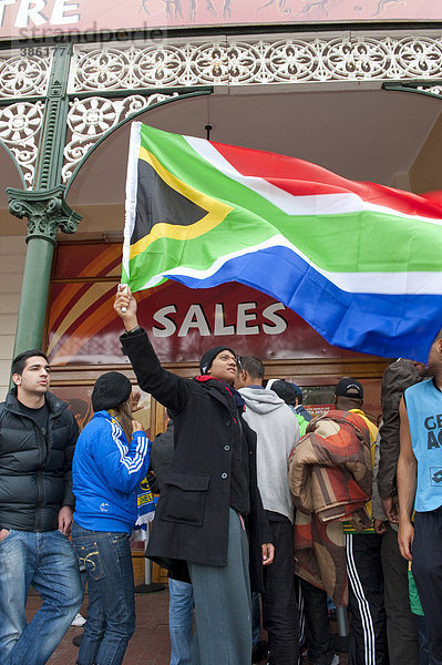 Fußballanhänger warten auf die Öffnung der Verkaufsstelle für Eintrittskarten für die WM 2010 in Kapstadt  Südafrika  Afrika