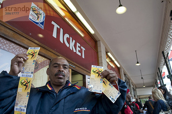 Fußballanhänger mit Eintrittskarten für die WM 2010 in Kapstadt  Südafrika  Afrika