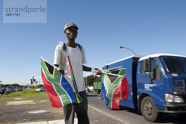 Straßenhändler verkauft Südafrika-Flaggen für die Fußballweltmeisterschaft 2010 in Kapstadt  Südafrika