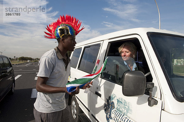 Straßenhändler verkauft Utensilien für die Fußballweltmeisterschaft 2010 in Kapstadt  Südafrika