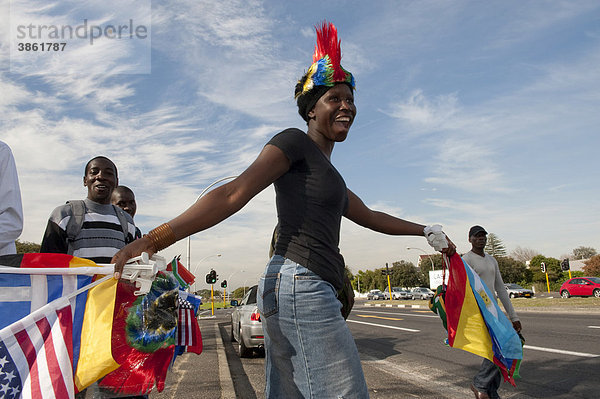 Straßenhändlerin verkauft Utensilien für die Fußballweltmeisterschaft 2010 in Kapstadt  Südafrika