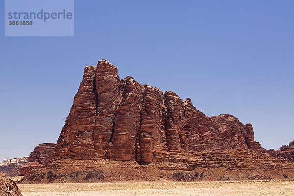 Die sieben Säulen der Weisheit  mächtiges Bergmassiv im Naturschutzgebiet Wadi Rum in der Wüste  Haschemitisches Königreich Jordanien  Vorderasien