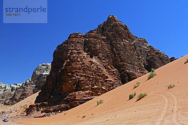 Naturschutzgebiet Wadi Rum  mächtige Berge und Felsen in der Wüste  Haschemitisches Königreich Jordanien  Vorderasien