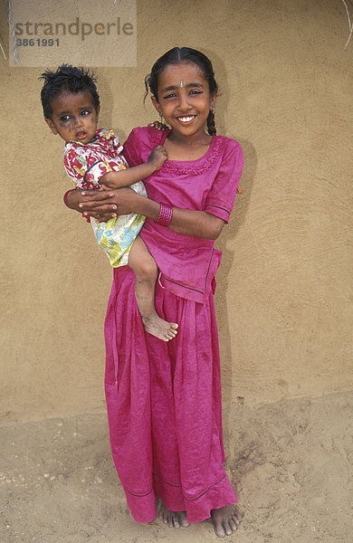 Kleines Mädchen mit ihrem Bruder in Khuri  Wüste Thar  Rajasthan  Indien  Asien