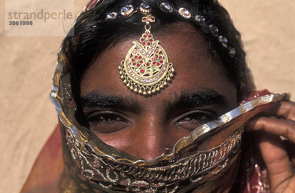 Porträt  junge Frau mit Schmuck  Wüste Thar  Rajasthan  Indien  Asien