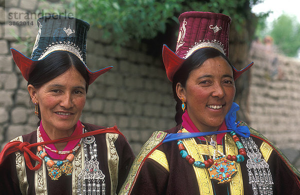 Porträt  Frauen mit traditioneller Kleidung und Schmuck  Ladakh  Himalaya  Nordindien  Indien  Asien
