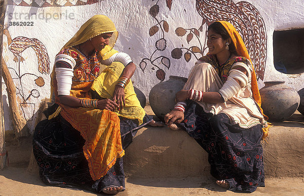 Frauen im Gespräch vor bemaltem Wohnhaus  Wüste Thar  Rajasthan  Indien  Asien